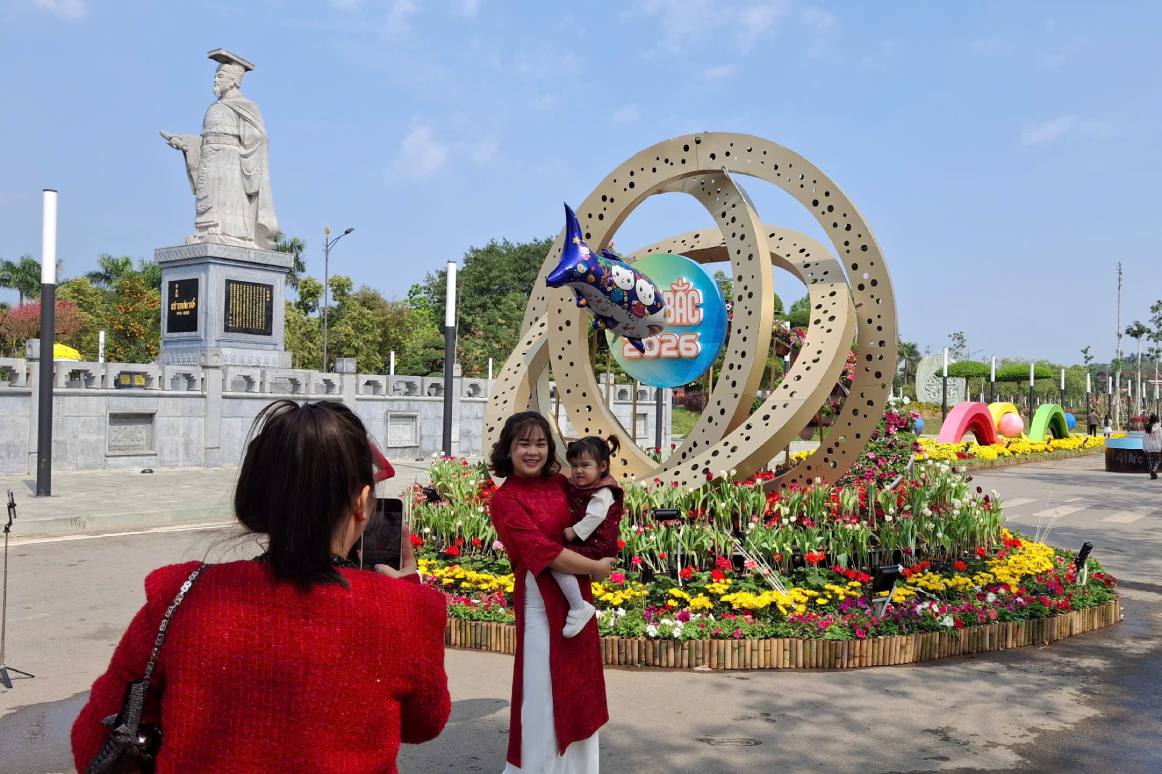 Người dân check-in xunh quanh Tượng đài Lý Thái Tổ. Ảnh: Tạ Quang