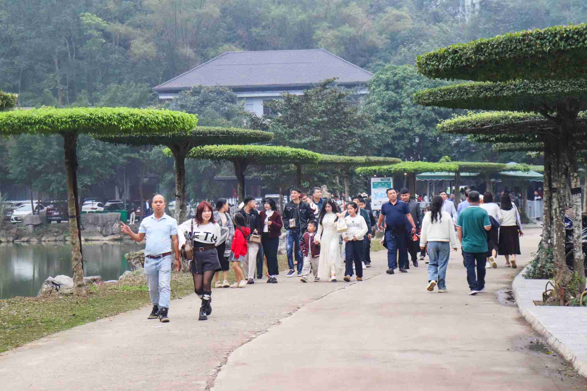 Khách du lịch tham quan tại Thung Nham. Ảnh: Diệu Anh