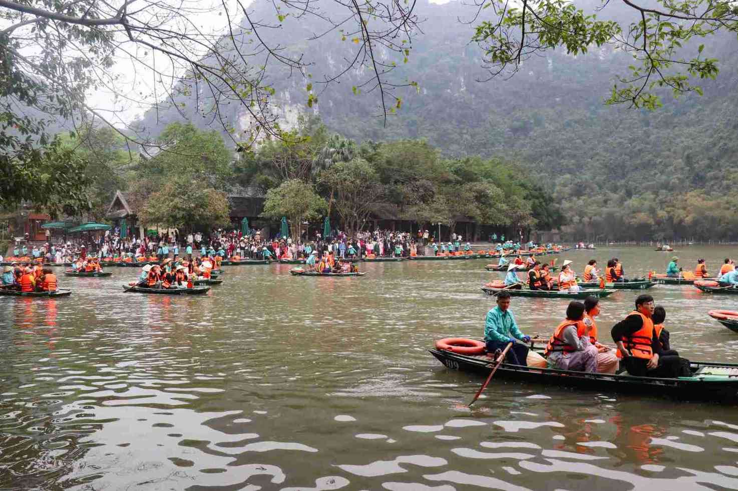 Du khách tham quan tại Tràng An. Ảnh: Diệu Anh