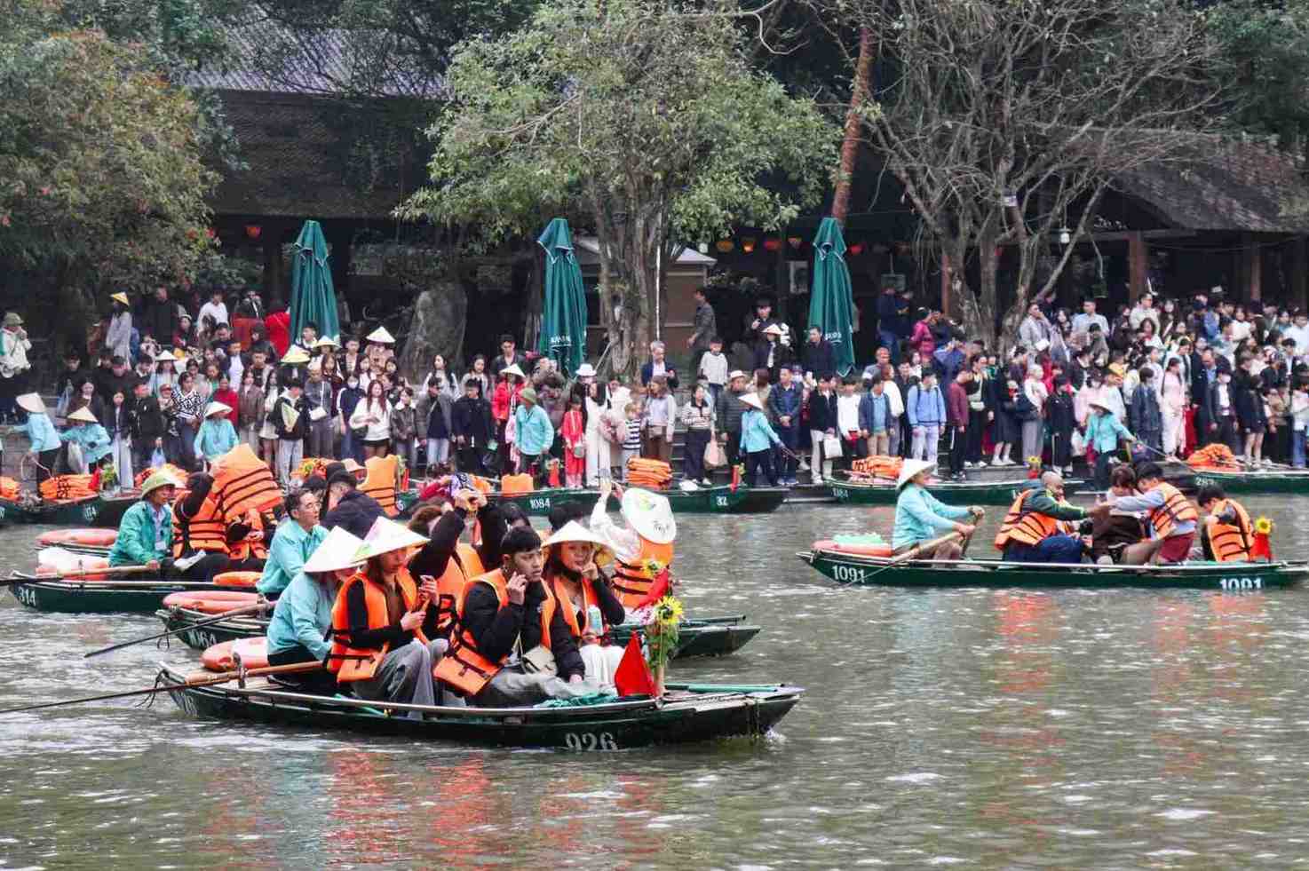 Bến thuyền tại khu du lịch sinh thái Tràng An đông nghịt người. Ảnh: Diệu Anh