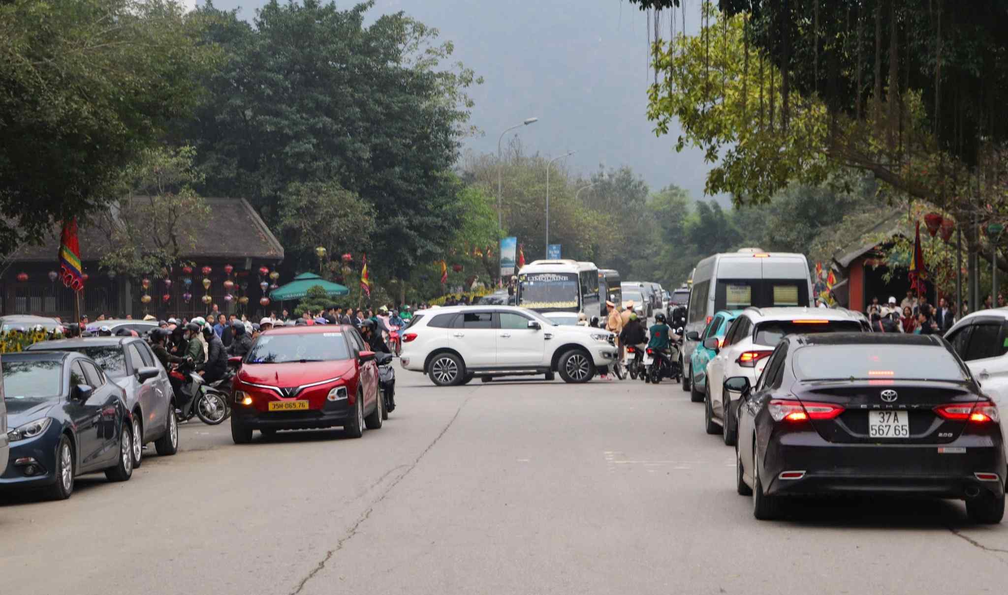 Bãi đổ xe tại khu du lịch sinh thái Tràng An quá tải. Ảnh: Diệu Anh