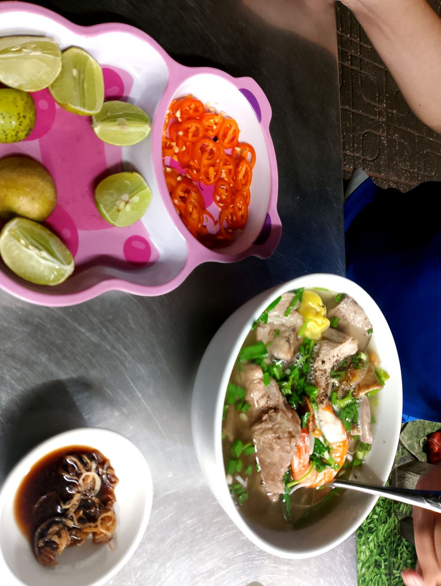 Tô hủ tiểu Mỹ Tho và gia vị chanh ớt ăn kèm. Ảnh: Thanh Mai