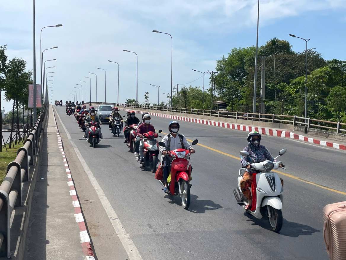 Dòng người lao động các tỉnh miền Tây di chuyển trên cầu Phú Cường để về phía Bắc TPHCM. Ảnh: Đình Trọng
