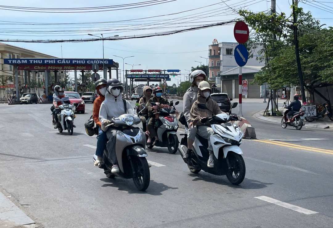 Người lao động di chuyển qua trạm thu phí cầu Phú Cường. Ảnh: Đình Trọng