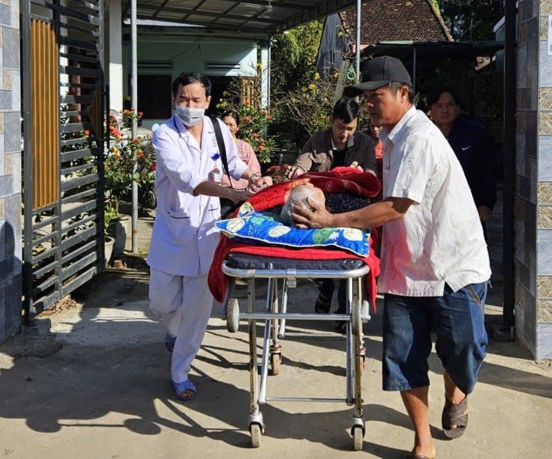 Eleven years working at the Emergency Department - Quang Ngai Provincial General Hospital, nurse Nguyen Thanh Quang (left) has participated in thousands of outpatient emergency cases. Photo: Y Thu