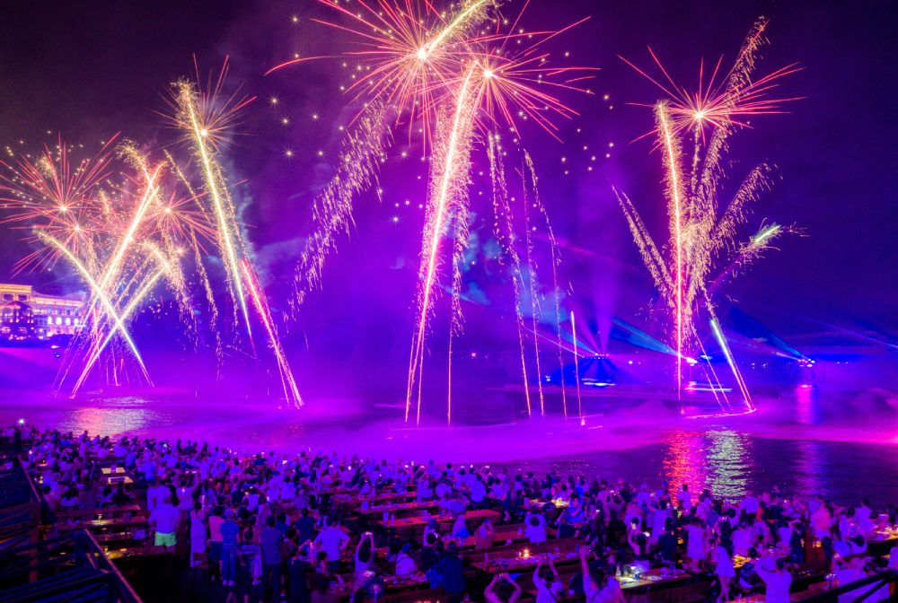 Màn bắn pháo hoa rực rỡ, đẹp mắt thu hút du khách. Ảnh: Bình Minh