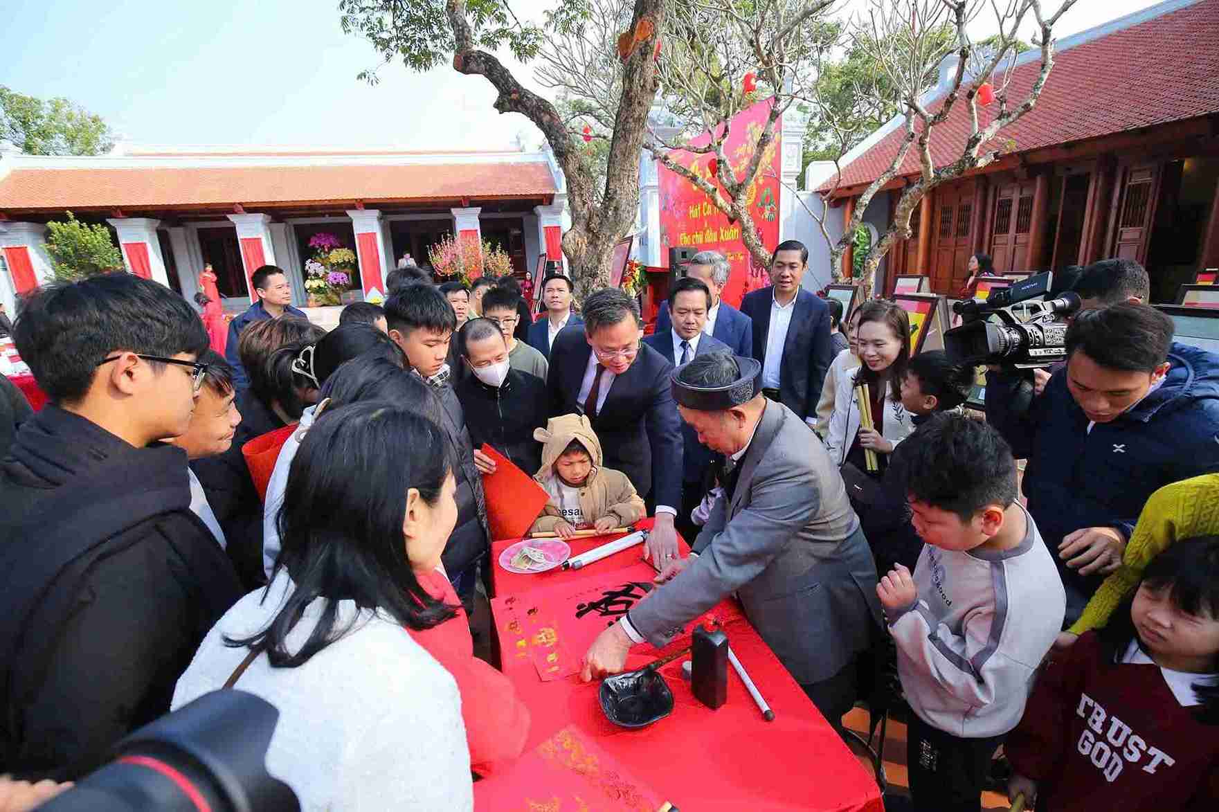 Nghệ nhân thực hiện những nét bút thư pháp gửi gắm lời chúc năm mới.