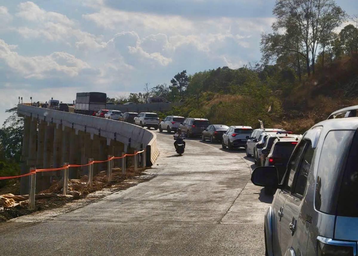 Xe ô tô ùn ứ trên đèo Đại Ninh. Ảnh: Duy Tuấn