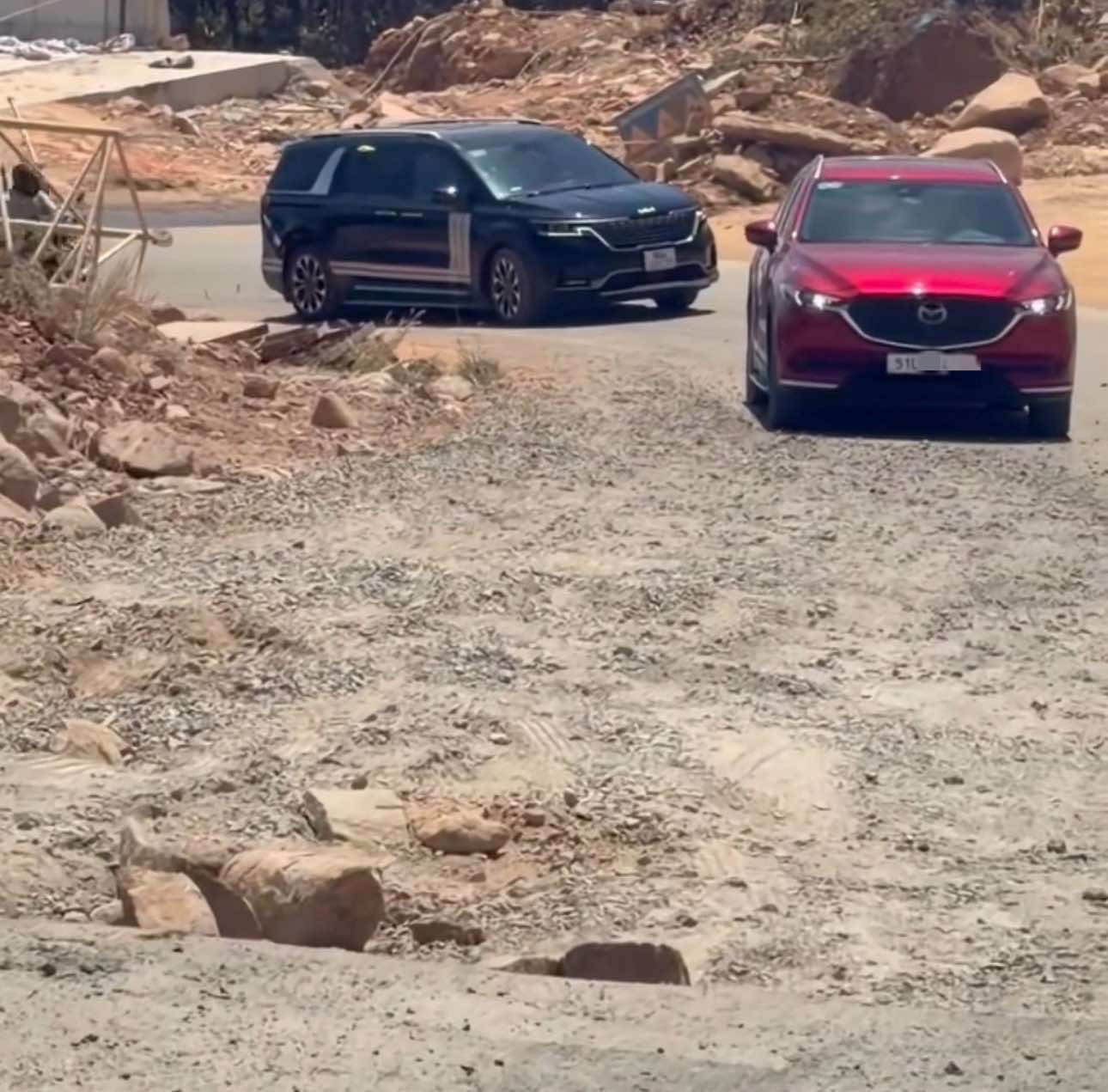 Vị trí đường hư hỏng ở km46 - cầu cạn số 4. Ảnh: Phạm Duy