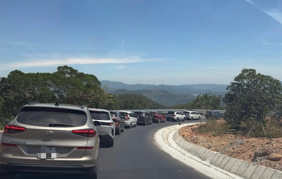 Xe ô tô ừn ứ, xếp hàng dài trên đèo Đại Ninh. Ảnh: Phạm Duy