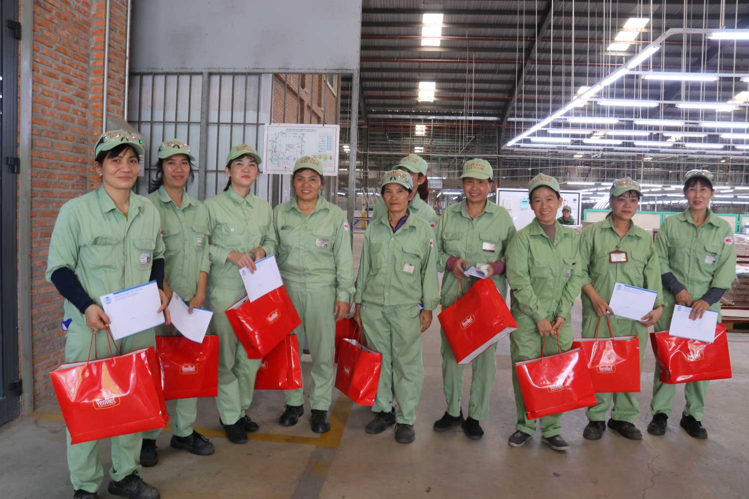 The joy of Khanh Hoa workers when receiving Tet Trade Union gifts, welcoming Binh Ngo Spring. Photo: Phuong Linh