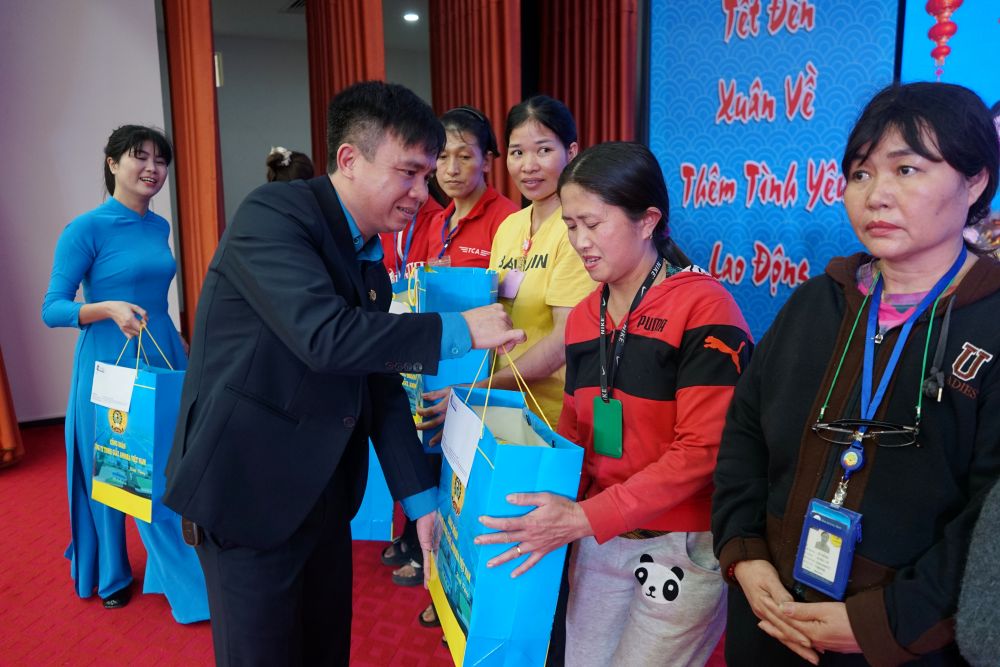 Công đoàn Công ty TNHH Giầy Annora Việt Nam tổ chức chương trình “Tết sum vầy – Xuân ơn Đảng” năm 2026, trao hơn 1.000 suất quà đến đoàn viên, người lao động. Ảnh: Quách Du