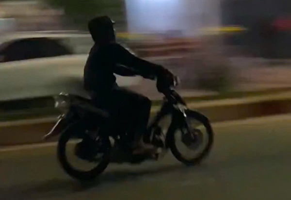 Quái xế lạng lách, phóng tốc độ cao rất nguy hiểm cho người đi đường trên địa bàn xã Mang Yang. Ảnh: Công an 