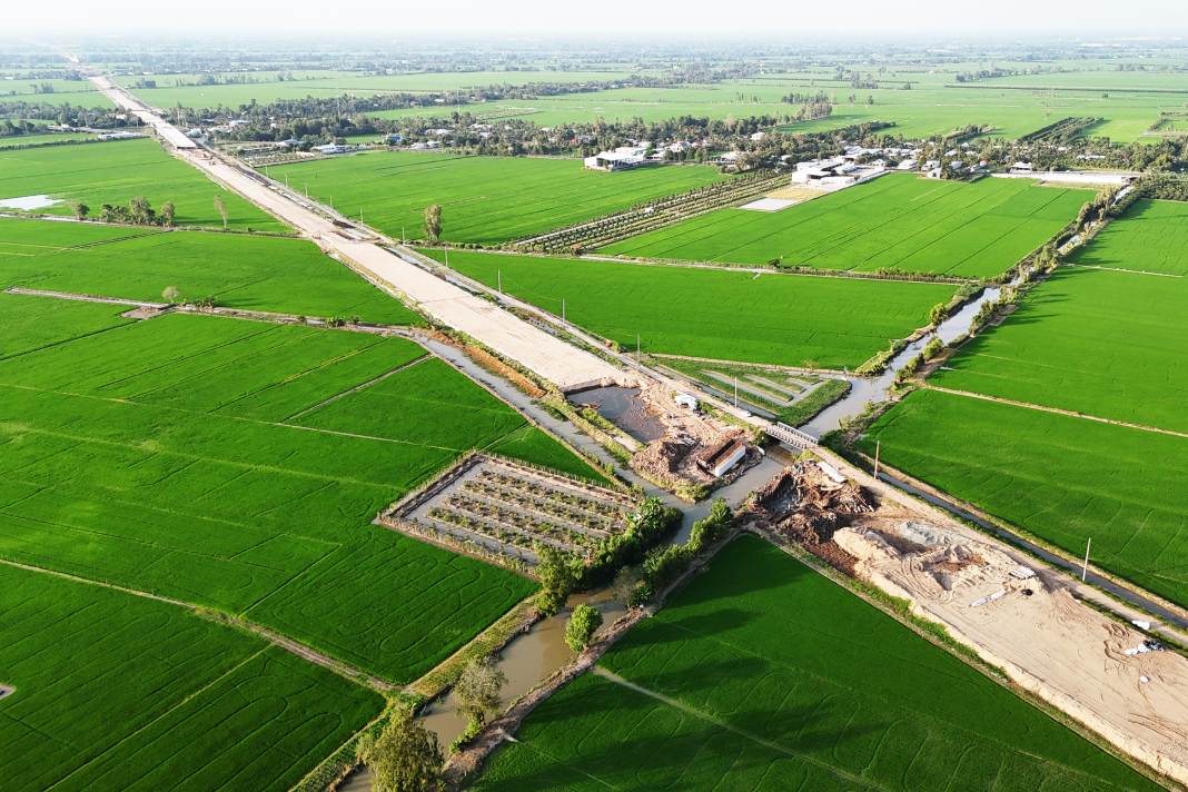 Cao tốc Châu Đốc – Cần Thơ – Sóc Trăng đoạn qua địa bàn TP Cần Thơ. Ảnh: Tạ Quang