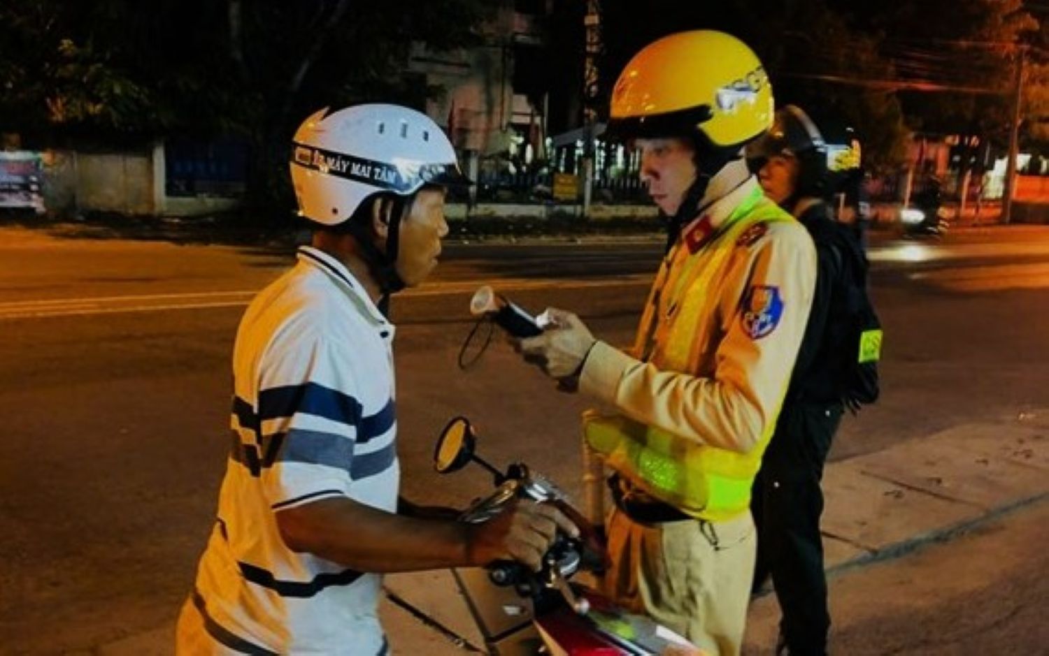 Khanh Hoa traffic police handle alcohol concentration violations. Photo: Khanh Hoa Police
