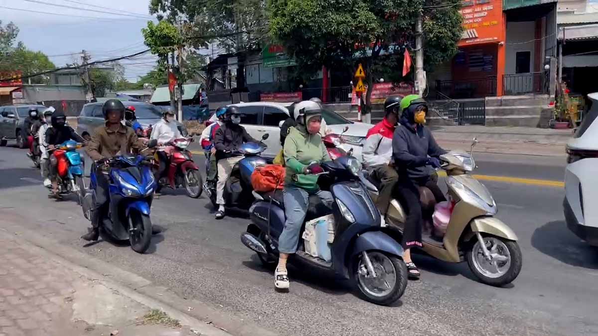 Workers return to Ho Chi Minh City in the sun after Tet. Photo: Dinh Trong