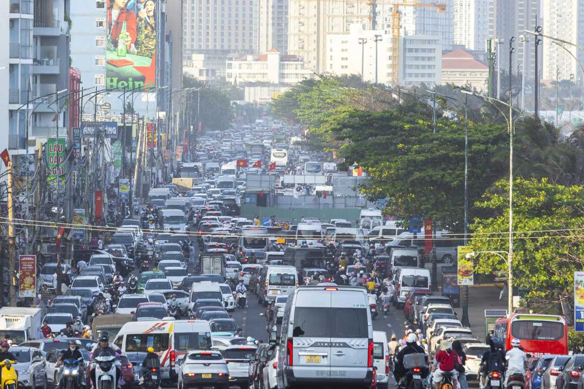 Đường Thùy Vân ở khu vực Bãi Sau, phường Vũng Tàu ùn ứ, chật cứng các phương tiện chiều mùng 4 Tết. Ảnh: Toàn Phạm