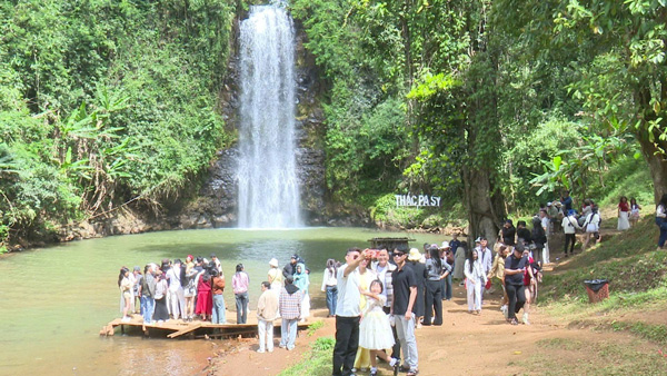 Tourists visiting Pa Sy waterfall. Photo: Van Thang