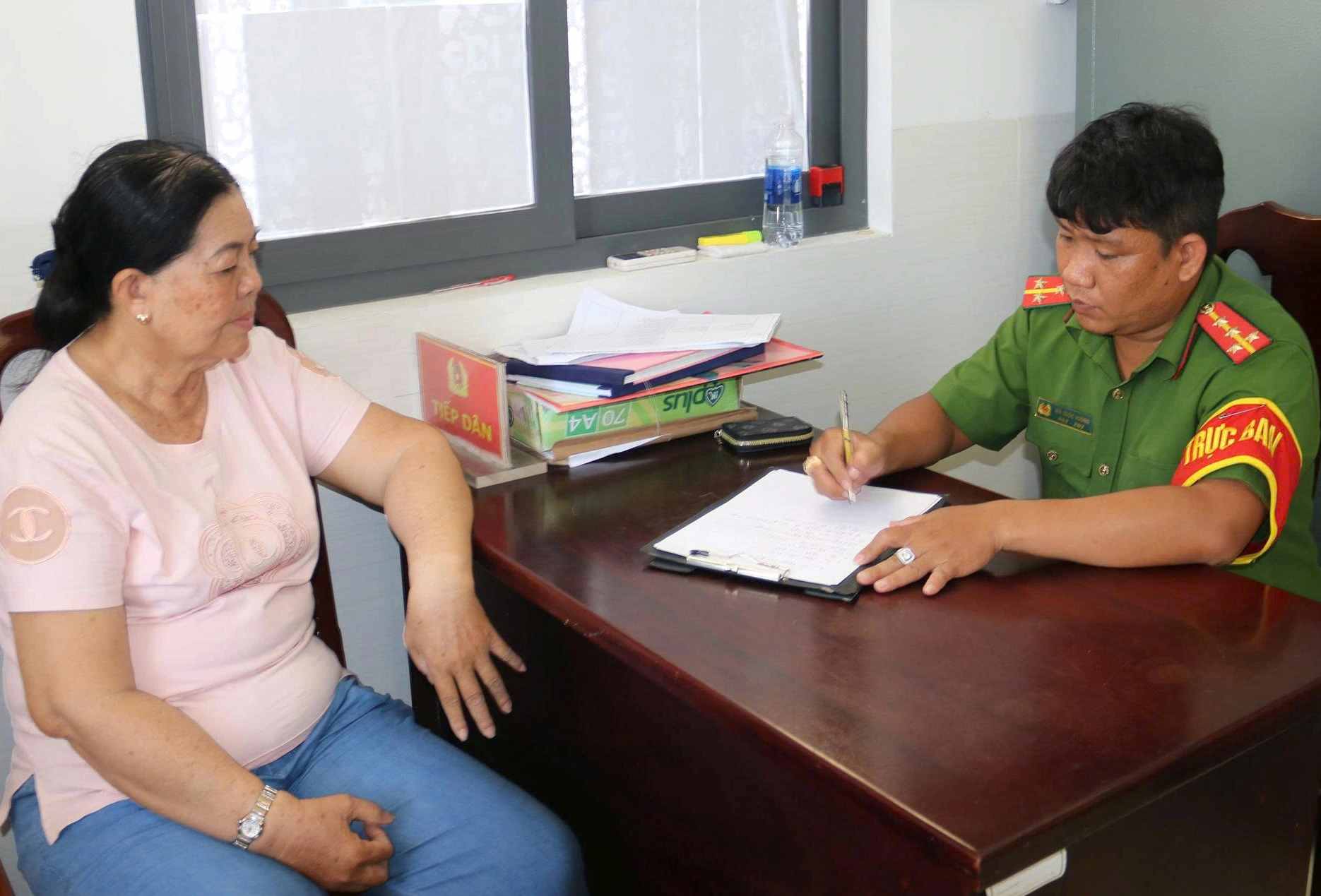 Công an phường Hiệp Thành làm việc với nghi phạm giật dây chuyền vàng của cụ bà đi lễ chùa. Ảnh: Công an cung cấp.