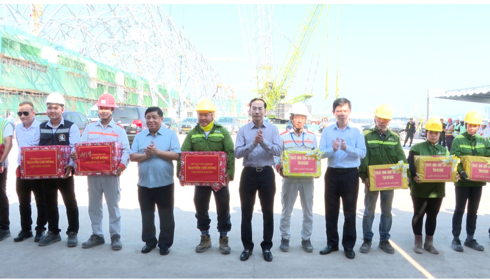 Phó Thủ tướng Nguyễn Chí Dũng (thứ 4, trái qua) và đoàn công tác tặng quà cho lực lượng thi công tại các công trình phục vụ APEC 2027 ở Phú Quốc. Ảnh: Thiện Thanh