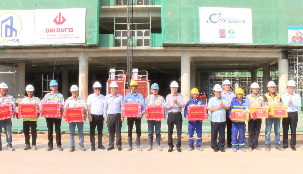 Deputy Prime Minister Nguyen Chi Dung (5th, right) and the working delegation present gifts to construction forces at APEC 2027 facilities in Phu Quoc. Photo: Thien Thanh