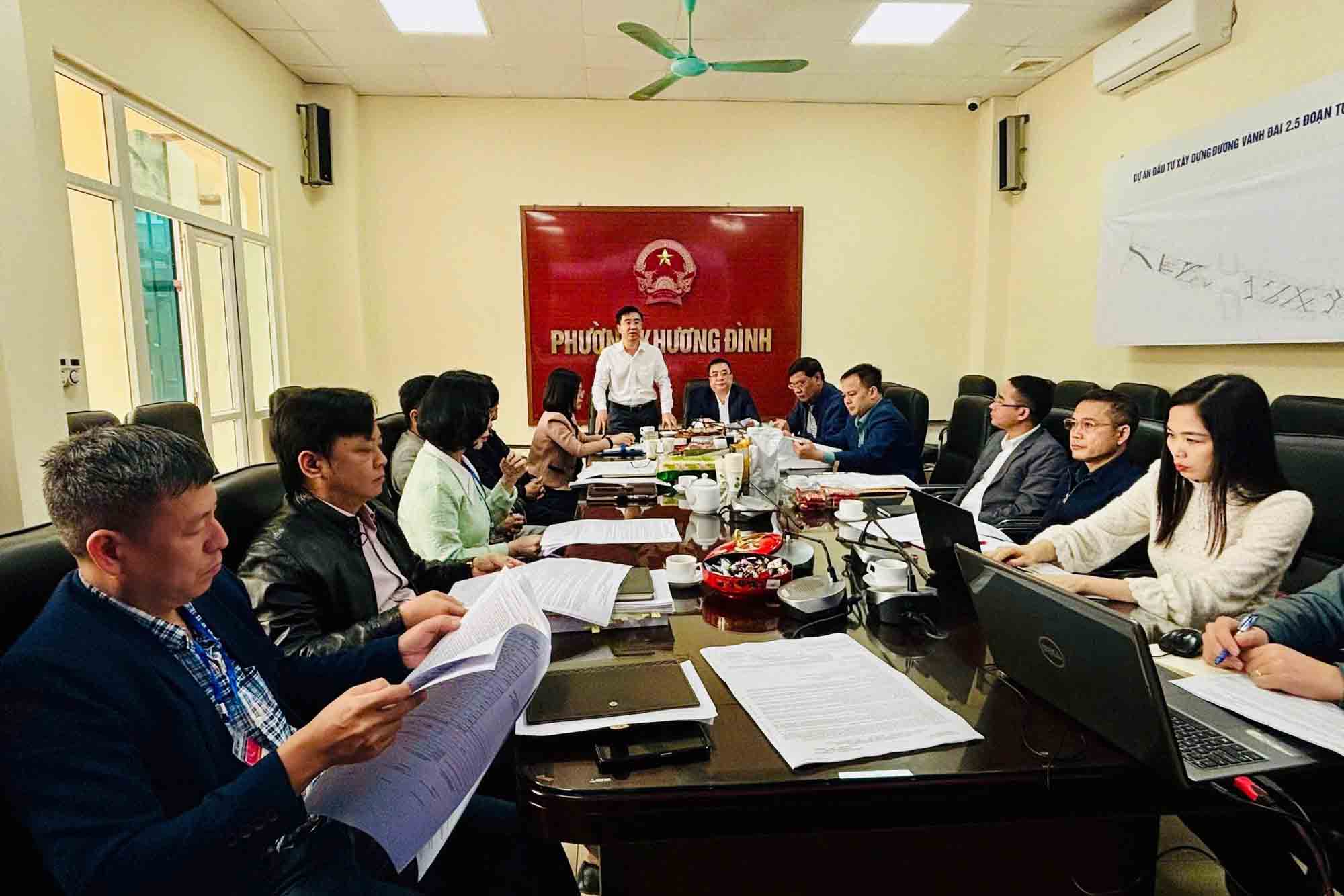 Secretary of the Party Committee of Khuong Dinh ward meets to wish Tet and encourage forces implementing site clearance work for Ring Road 2.5. Photo: TTĐT Khuong Dinh ward