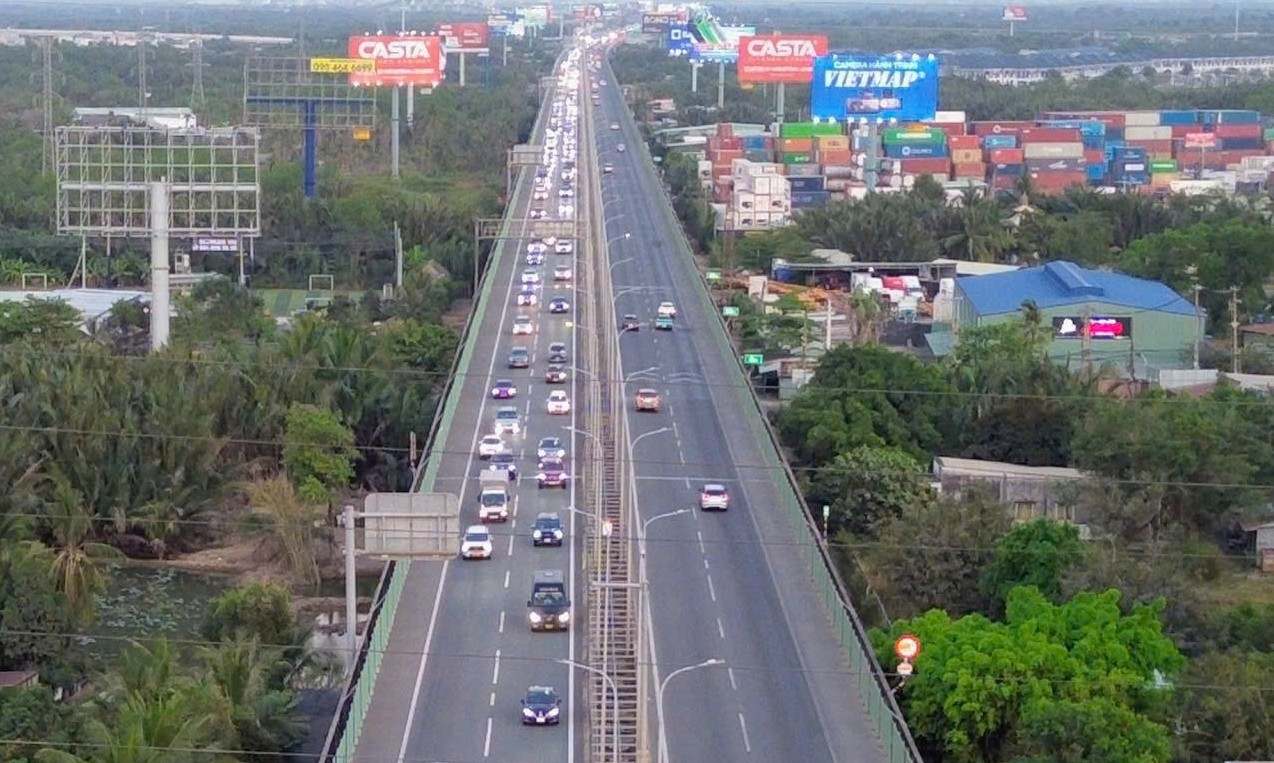 Dòng phương tiện nối đuôi nhau trên cao tốc TPHCM - Long Thành - Dầu Giây hướng về nút giao An Phú. Ảnh: Anh Tú