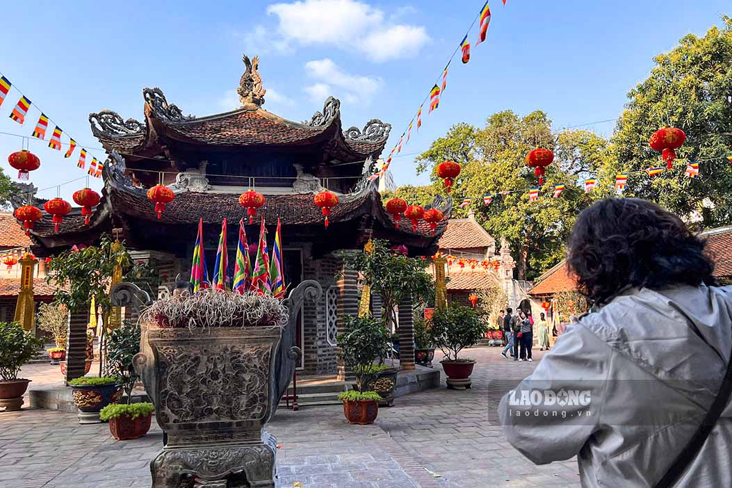 Người dân dâng hương cầu bình an tại chùa Láng. Ảnh: Cát Tiên