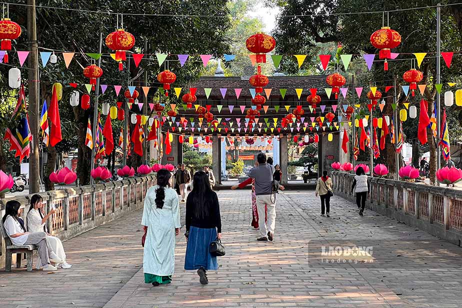 Người dân vãn cảnh ngày đầu xuân năm mới tại Chùa Láng. Ảnh: Cát Tiên