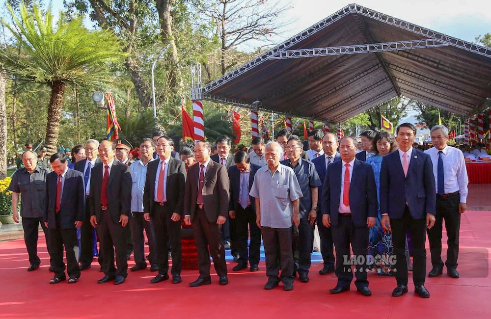 Các đại biểu dâng hoa, dâng hương tại buổi lễ. Ảnh: Hoài Phương