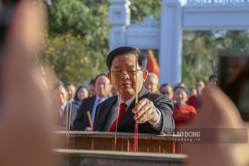 Phó Thủ tướng Chính phủ Hồ Quốc Dũng dâng hương tại buổi lễ. Ảnh: Hoài Phương