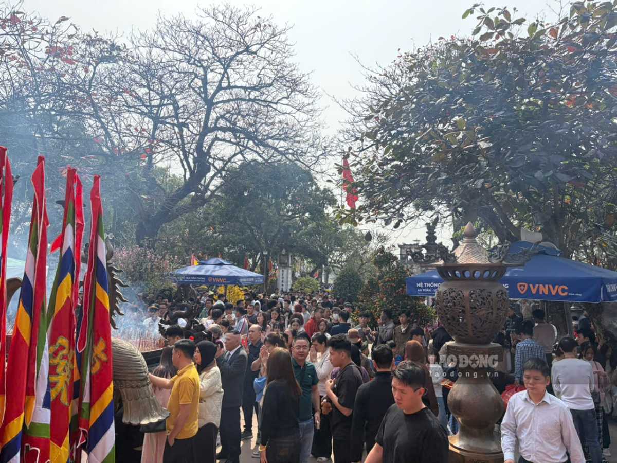 Người dân đi lễ đầu năm tại Đền Trần, phường Nam Định, tỉnh Ninh Bình. Ảnh: Lương Hà