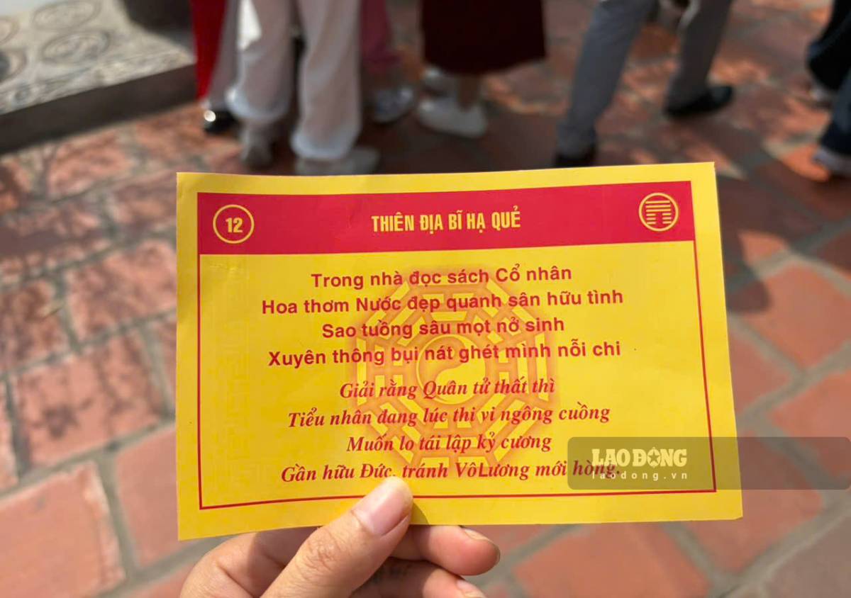 Người trẻ xin quẻ thẻ cầu may ở Đền Trần. Ảnh: Lương Hà