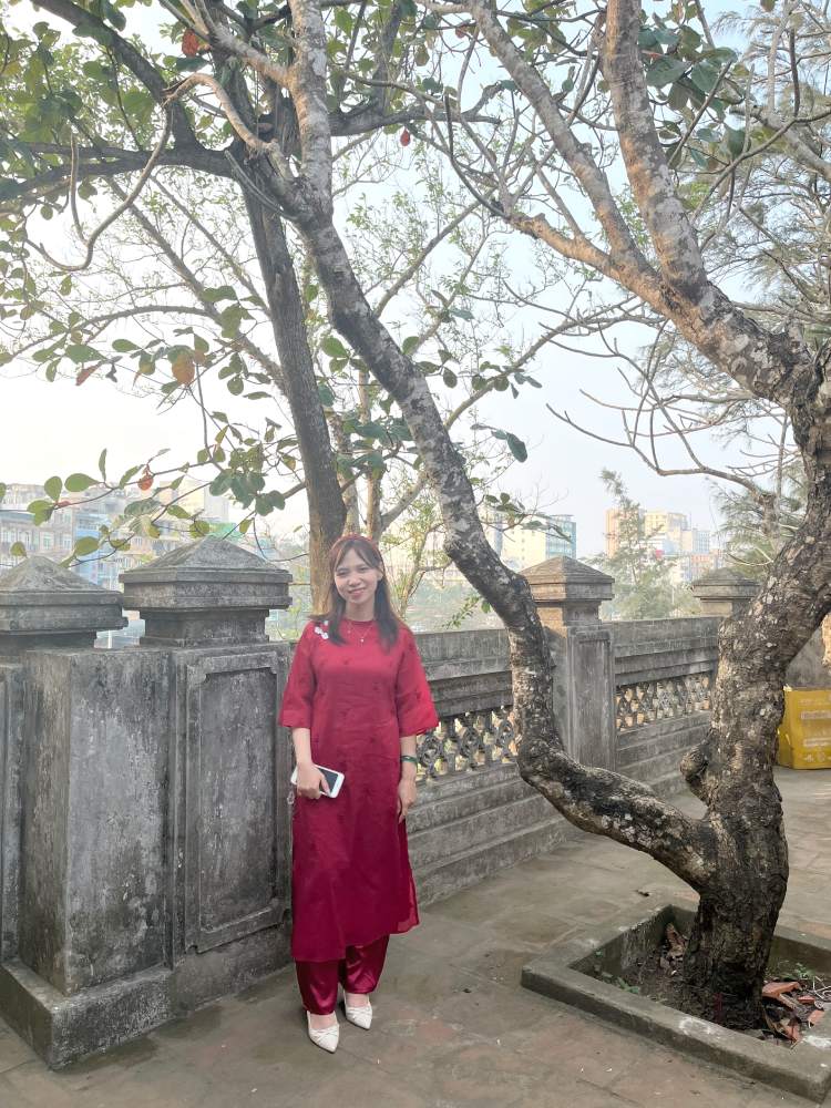 Du khách tới vãn cảnh tại khu vực Đền Độc Cước. Ảnh: Trần Vương