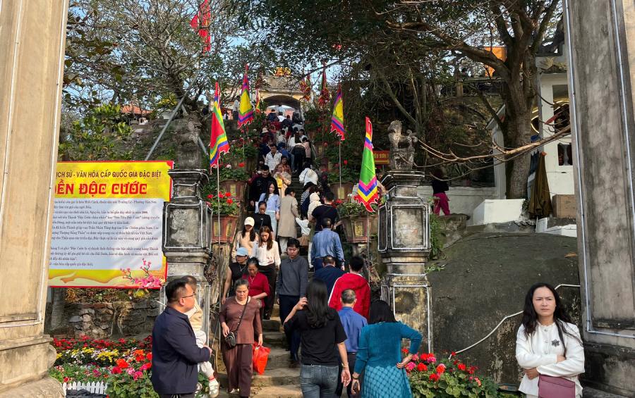 In the early spring days, Doc Cuoc Temple (Sam Son ward, Thanh Hoa province) is crowded with people coming to worship and pray for peace. Photo recorded on the afternoon of the 4th day of Binh Ngo Tet (ie February 20th). Photo: Tran Vuong
