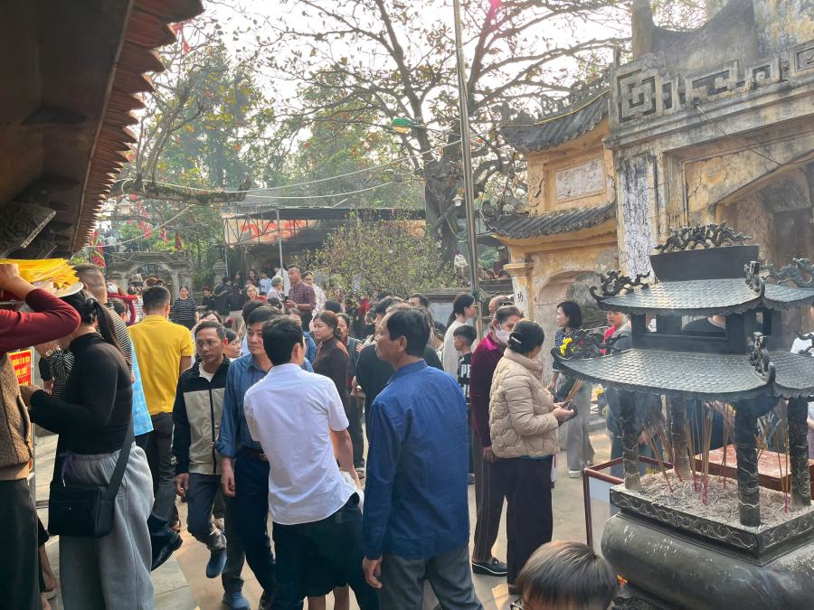 Dòng người tới dâng hương tại Đền Độc Cước. Ảnh: Trần Vương