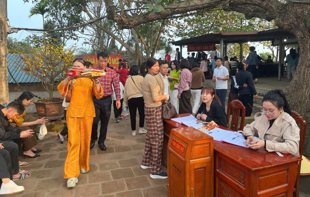 Khu vực ghi công đức tại Đền Độc Cước. Ảnh: Trần Vương