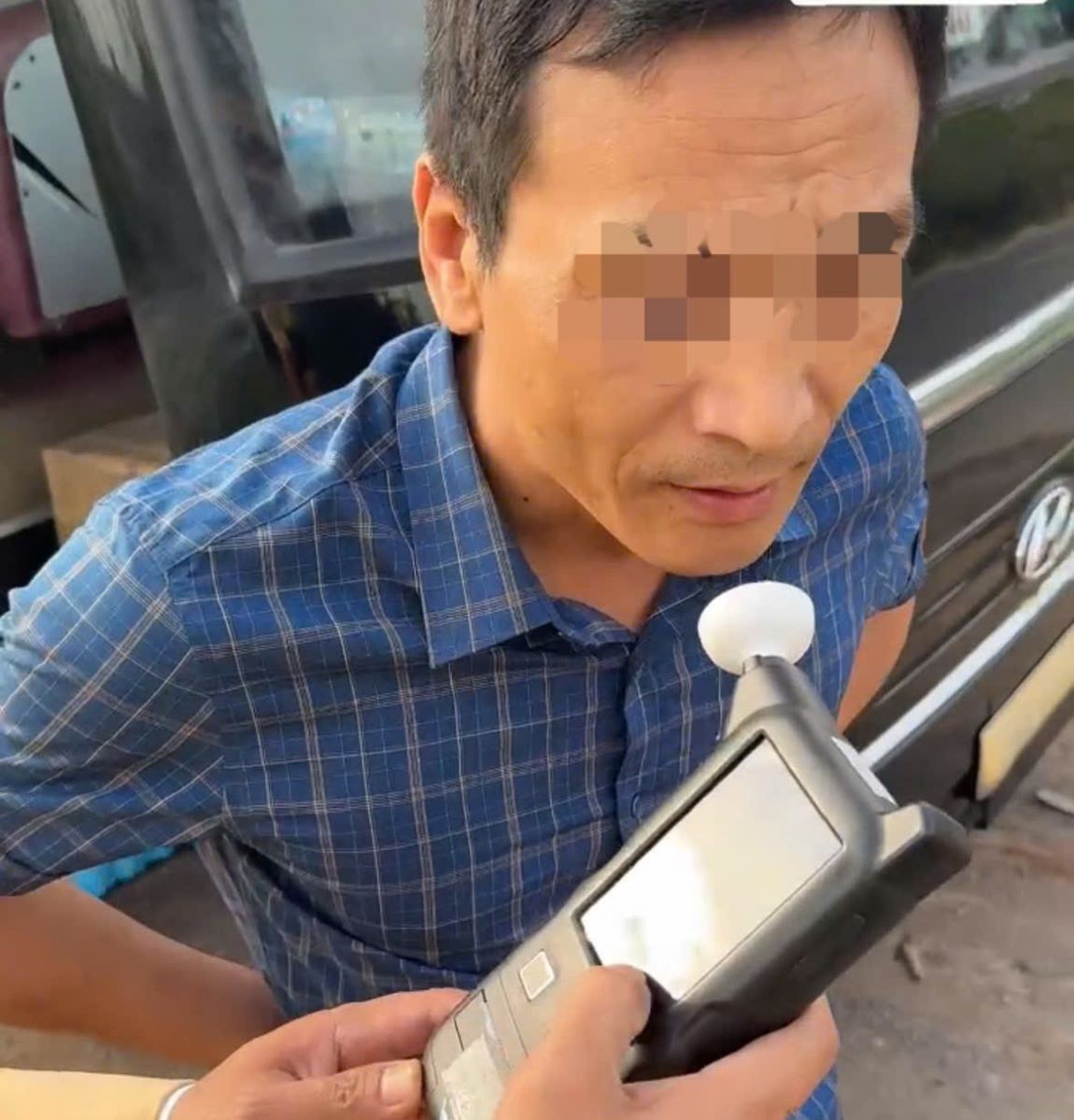 Nam tài xế bị kiểm tra nồng độ cồn và lộ lỗi vi phạm. Ảnh: H.Nguyên