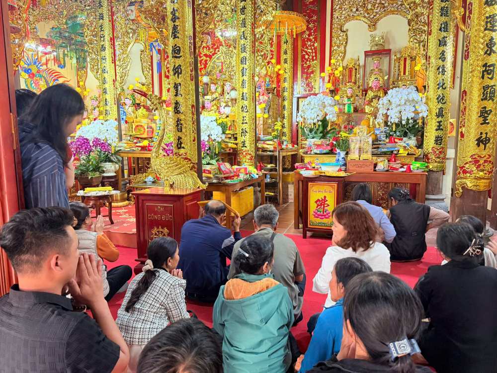 Người dân đổ về chùa Giáng cầu bình an, may mắn... Ảnh: Quỳnh Chi