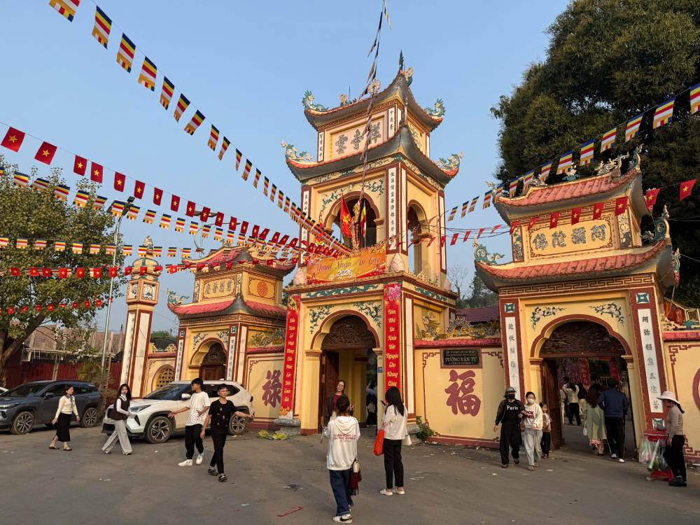 Giang Pagoda attracts people and tourists to visit at the beginning of the year. Photo: Quynh Chi
