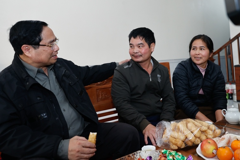 Thủ tướng Chính phủ Phạm Minh Chính thăm, tặng quà Tết nhân dân tại khu tái định cư xã Đông Khê. Ảnh: VGP/Nhật Bắc 