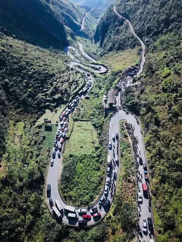 Hàng dài người và phương tiện tại khu vực dốc Thẩm Mã các ngày 19 và 20.2 khi lượng du khách đổ về vùng cao Tuyên Quang tăng đột biến. Ảnh: NVCC.