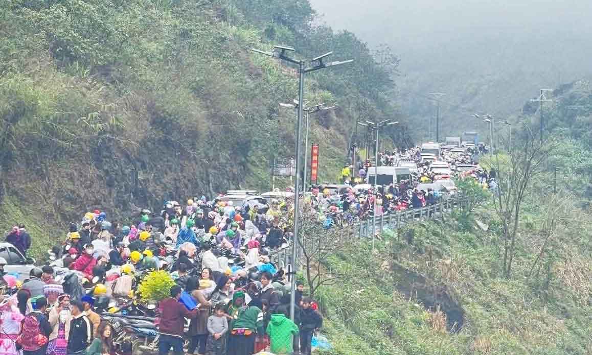Nhiều điểm du lịch dọc đường 4C dẫn lên các xã vùng Cao nguyên đá Đồng Văn thường xuyên tắc đường cục bộ dịp lễ tết do lượng người đổ về tăng đột biến. Ảnh: NVCC.