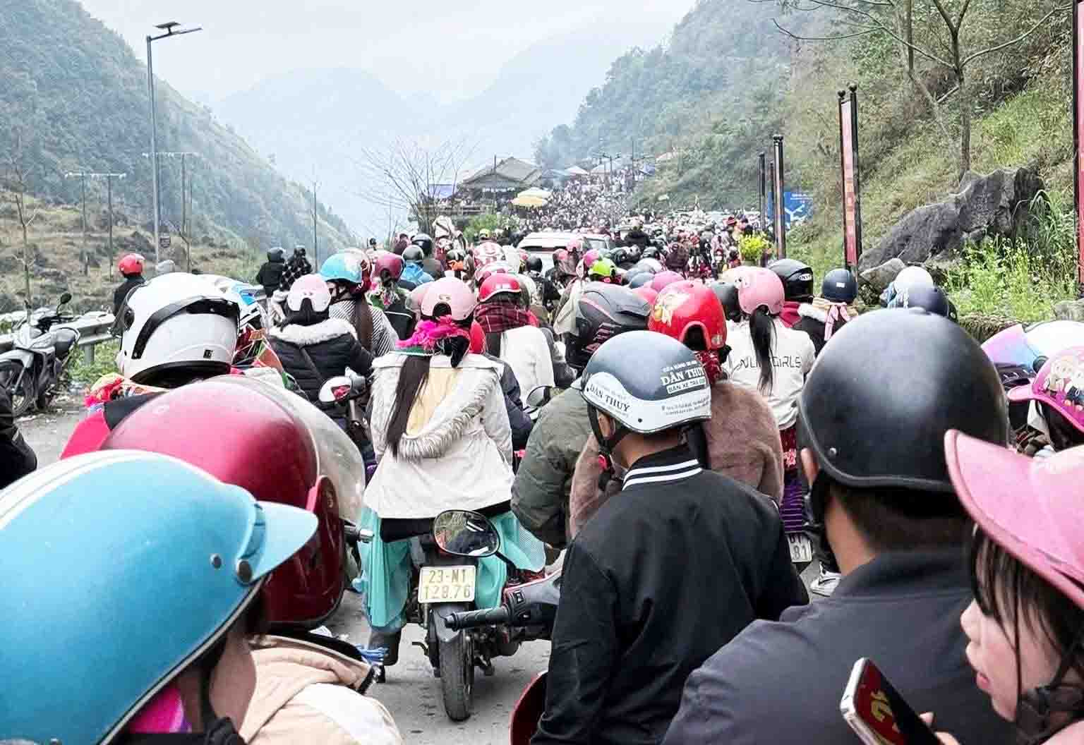 The Tham Ma slope tourist area is jammed with people and vehicles on the 4th day of Tet. Photo: NVCC.