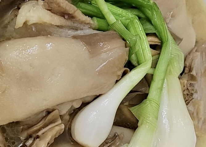 Blood fat may increase if workers regularly eat this familiar and delicious soup. Photo: Kieu Vu