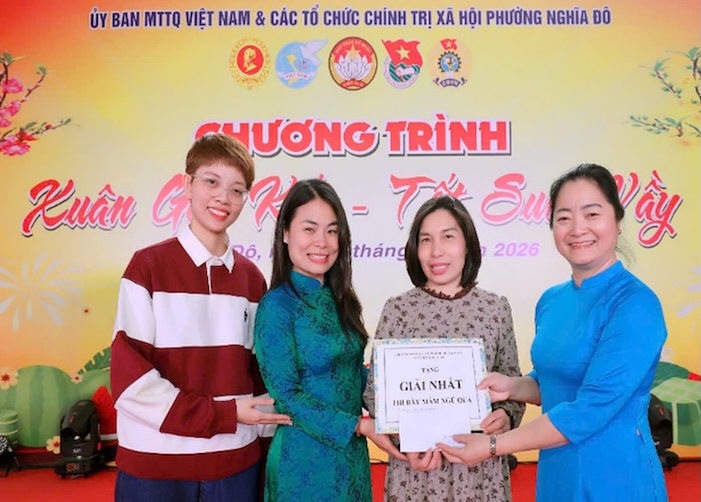Awarding prizes for the Five Fruit Tray Display Contest at Tet Sum vay - one of the activities organized for union members and workers of grassroots trade unions in Nghia Do ward. Photo: Grassroots Trade Union