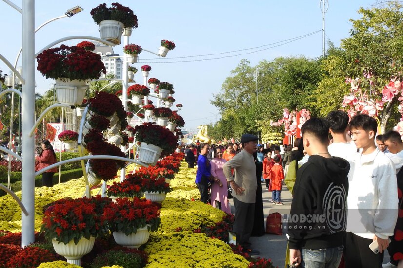 Thời tiết đẹp khiến khu vực công viên bờ sông Kỳ Cùng ngày càng đông đúc hơn. Ảnh: Tô Công.