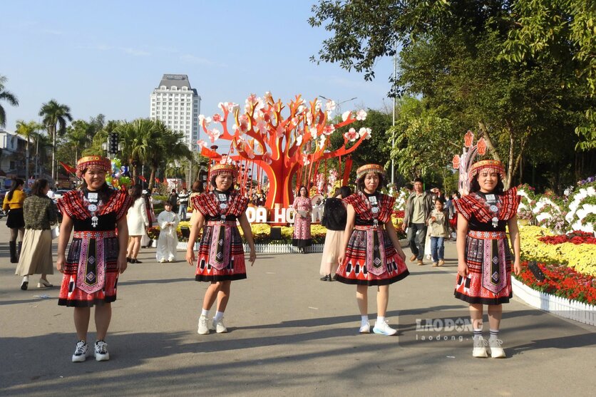 Người dân diện những bộ váy dân tộc, rực rỡ xuống phố. Ảnh: Tô Công.