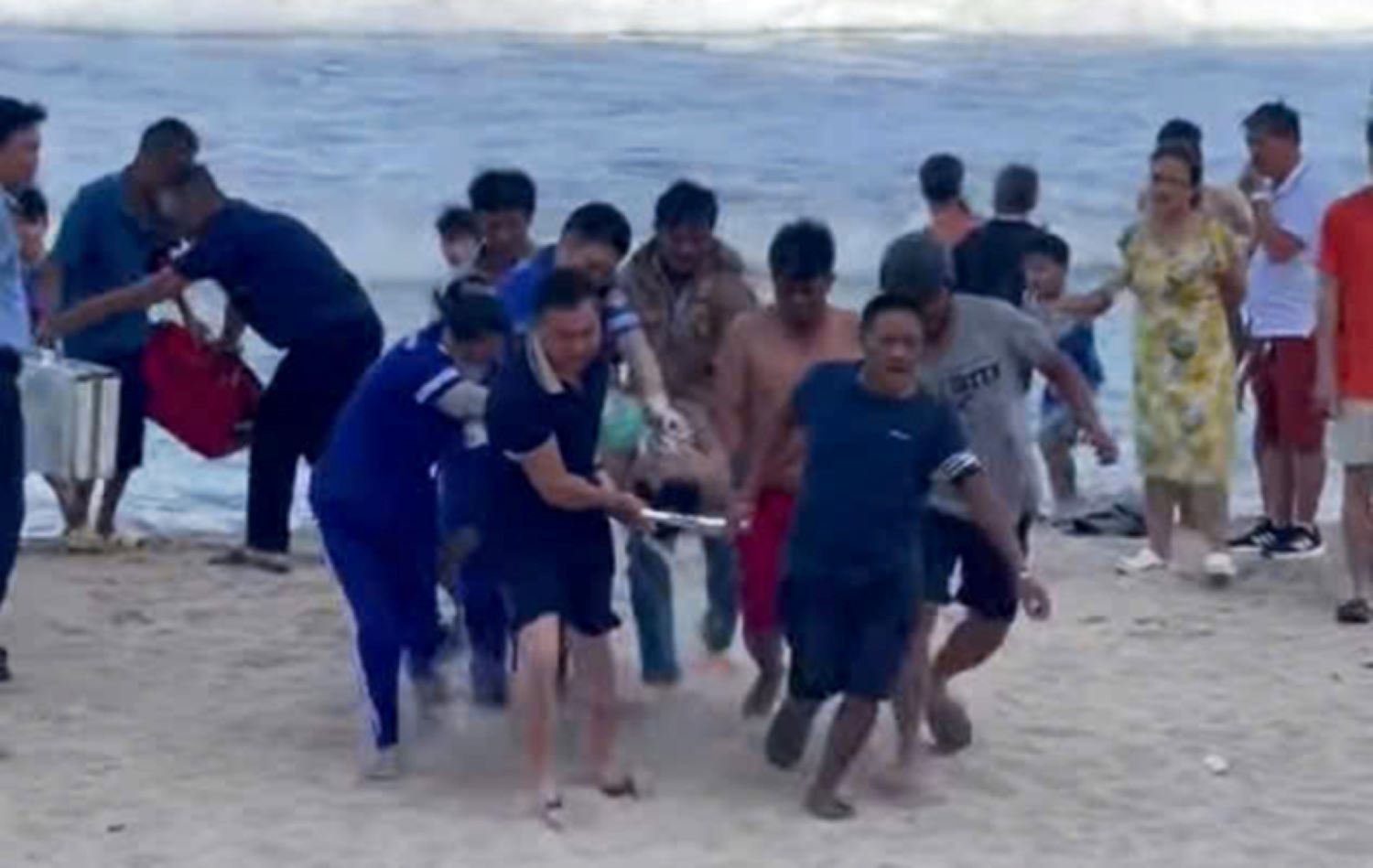 Functional forces rescue male tourist who was sunk by large waves while swimming in Nha Trang beach. Photo: Nha Trang Bay Management Board