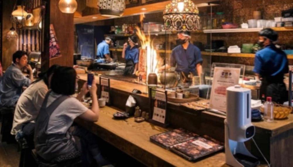 Many workers return to work early before the Lunar New Year holiday ends. Pictured is the restaurant system where Mr. Truong Viet Thanh works. Photo: NVCC